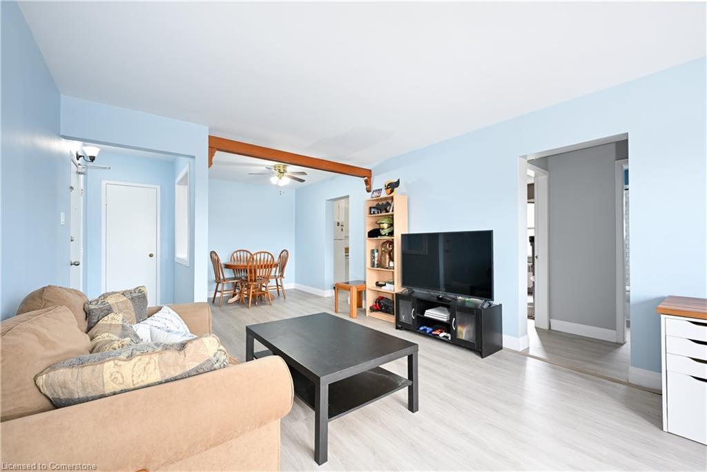 11-2418 New Street, Burlington, ON - Indoor Photo Showing Living Room