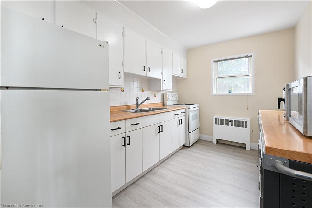 11-2418 New Street, Burlington, ON - Indoor Photo Showing Kitchen With Double Sink