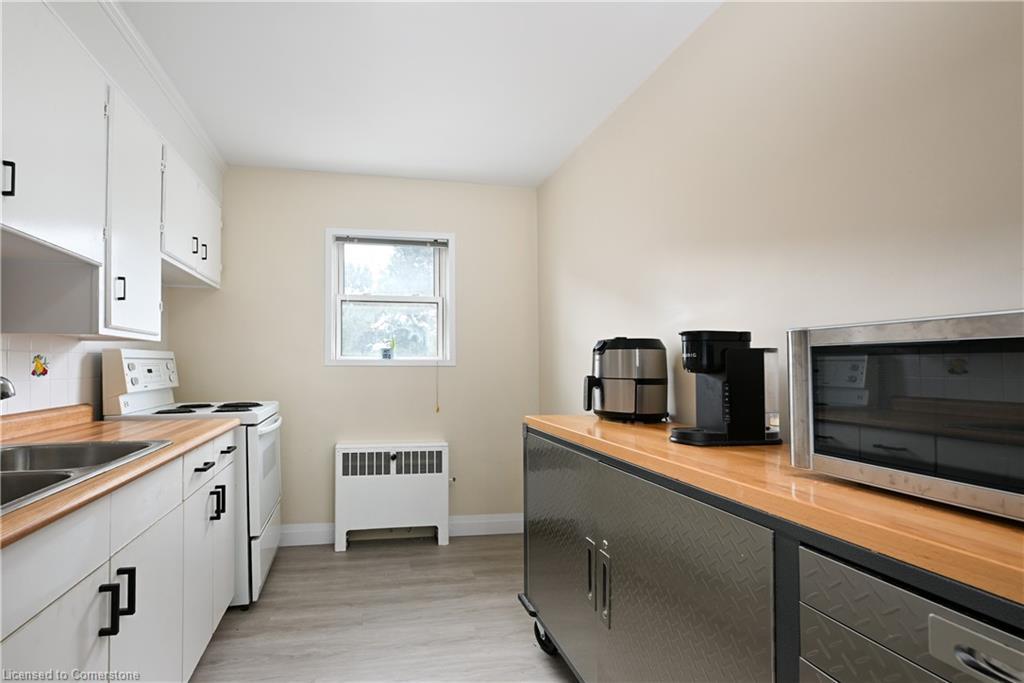 11-2418 New Street, Burlington, ON - Indoor Photo Showing Kitchen With Double Sink