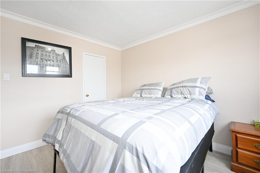 11-2418 New Street, Burlington, ON - Indoor Photo Showing Bedroom