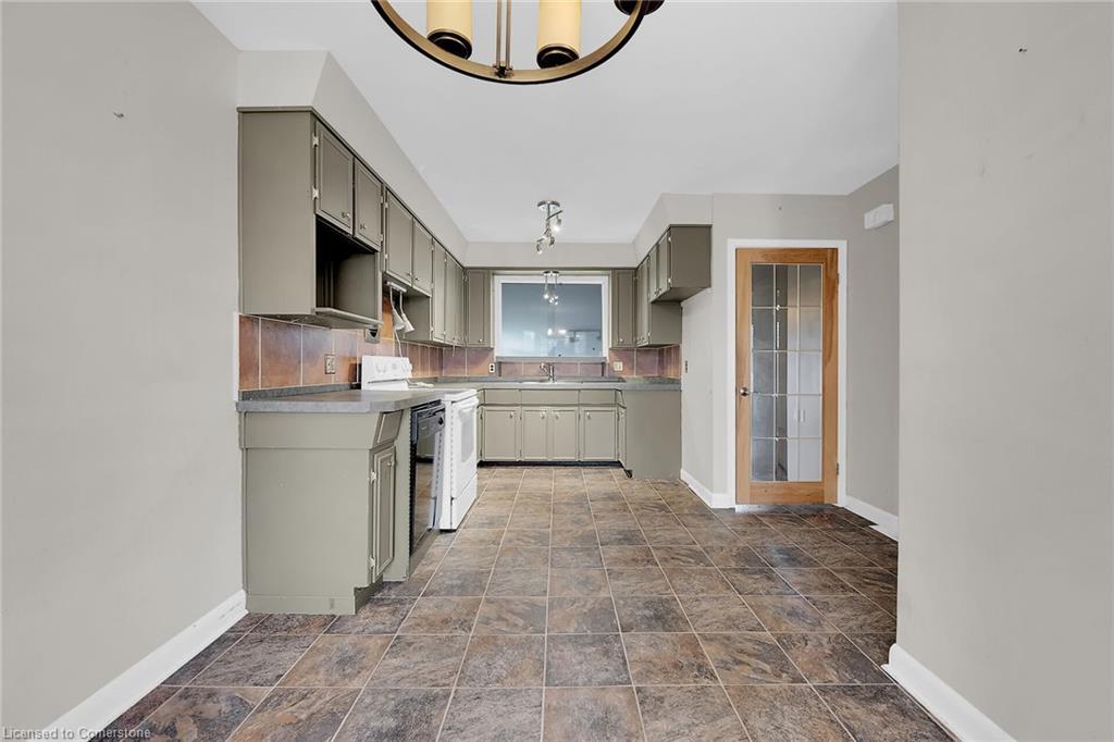 9 Gavin Drive, St. Catharines, ON - Indoor Photo Showing Kitchen