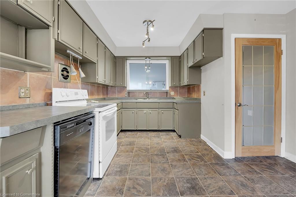 9 Gavin Drive, St. Catharines, ON - Indoor Photo Showing Kitchen With Double Sink