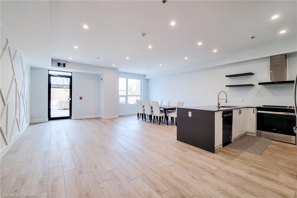 107-120 Springvalley Crescent, Hamilton, ON - Indoor Photo Showing Kitchen With Upgraded Kitchen