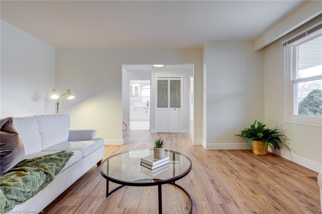 1252 Lakeview Drive, Oakville, ON - Indoor Photo Showing Living Room