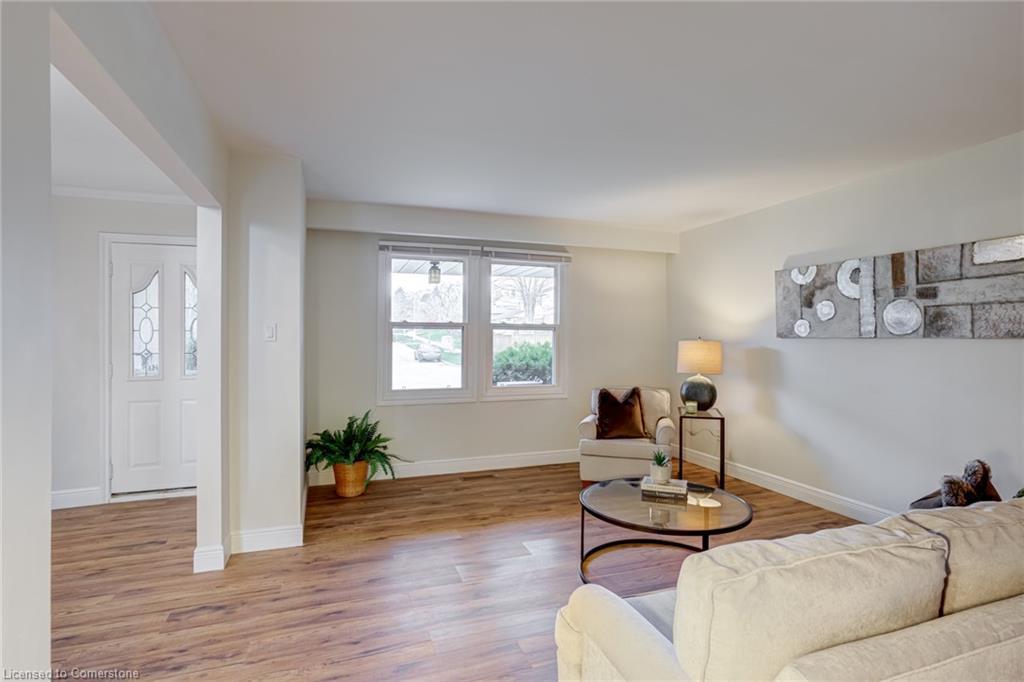 1252 Lakeview Drive, Oakville, ON - Indoor Photo Showing Living Room