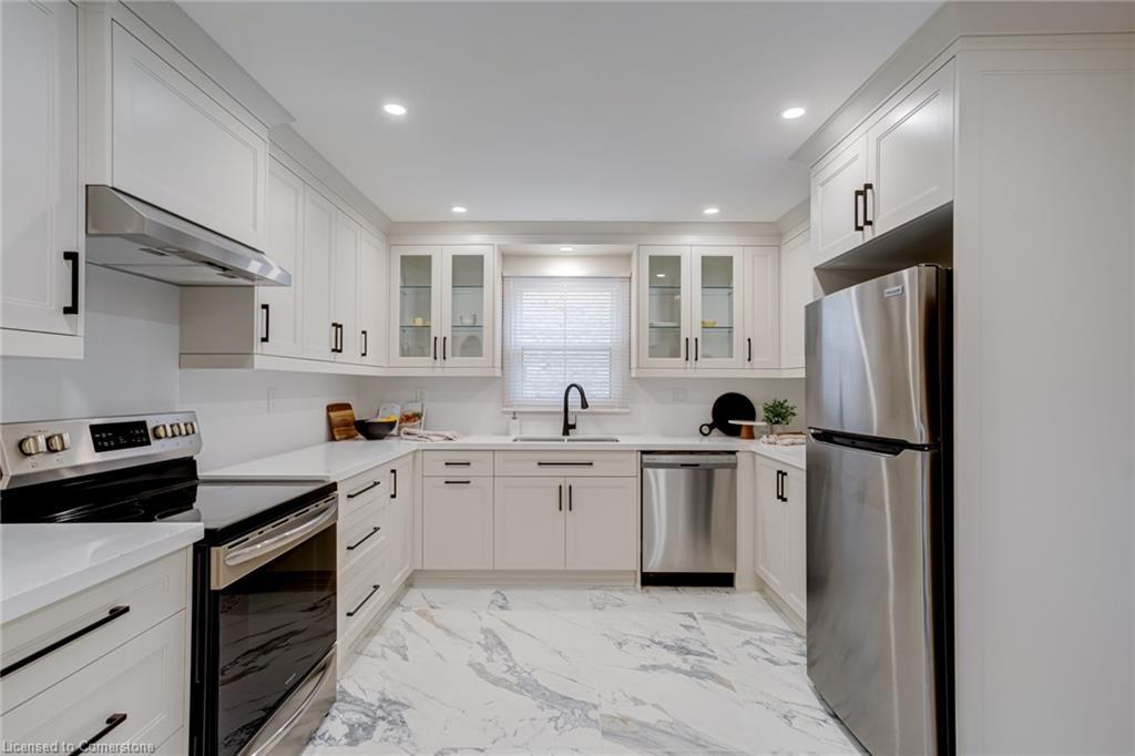 1252 Lakeview Drive, Oakville, ON - Indoor Photo Showing Kitchen With Upgraded Kitchen