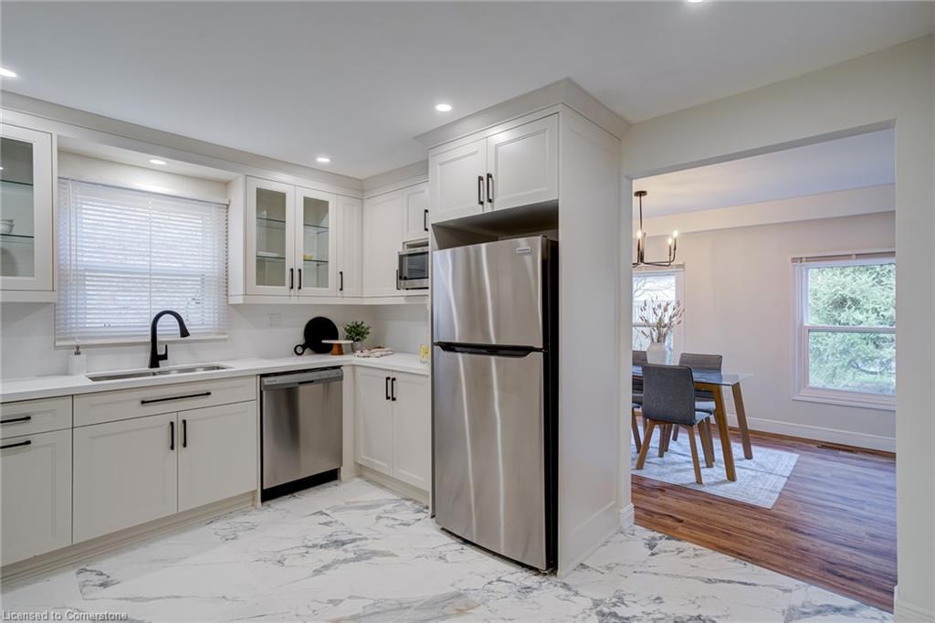 1252 Lakeview Drive, Oakville, ON - Indoor Photo Showing Kitchen
