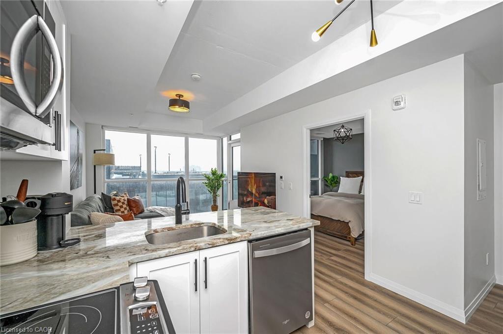 904-108 Garment Street, Kitchener, ON - Indoor Photo Showing Kitchen
