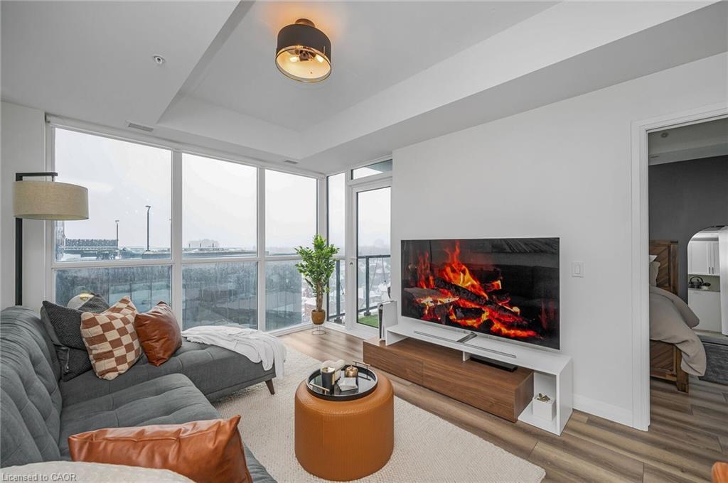 904-108 Garment Street, Kitchener, ON - Indoor Photo Showing Living Room