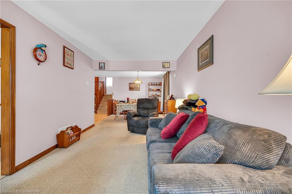 43 Everest Street, Hamilton, ON - Indoor Photo Showing Living Room