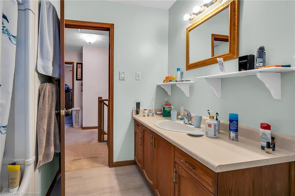 43 Everest Street, Hamilton, ON - Indoor Photo Showing Bathroom