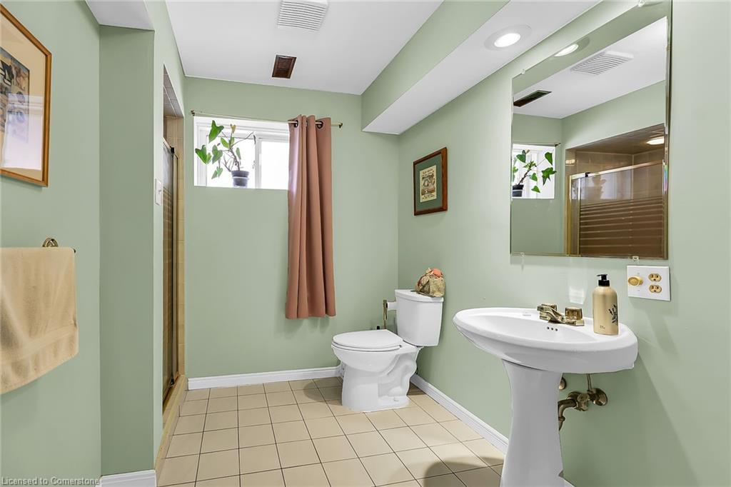 43 Everest Street, Hamilton, ON - Indoor Photo Showing Bathroom