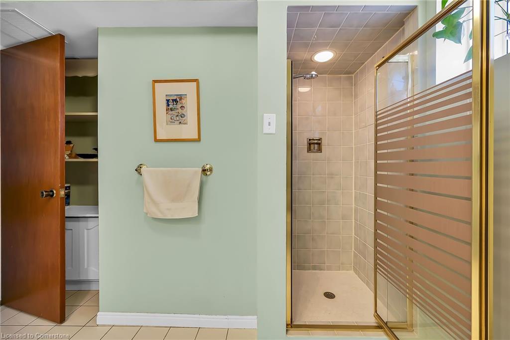 43 Everest Street, Hamilton, ON - Indoor Photo Showing Bathroom