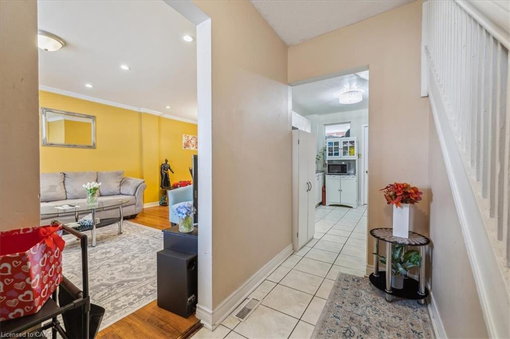 1122 Cannon Street E, Hamilton, ON - Indoor Photo Showing Other Room