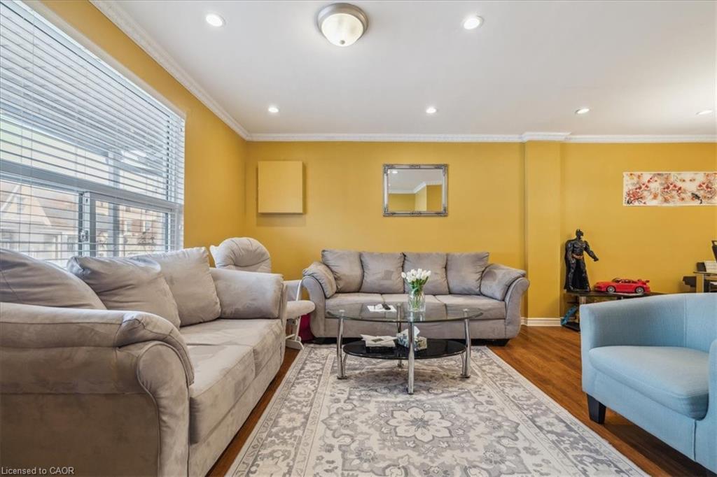 1122 Cannon Street E, Hamilton, ON - Indoor Photo Showing Living Room