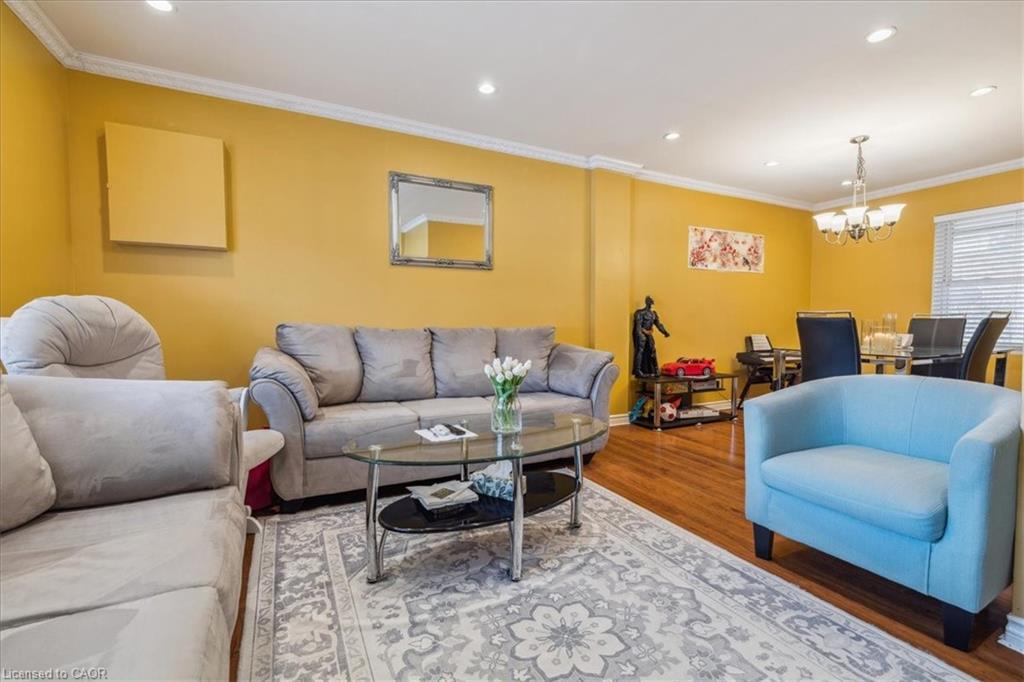 1122 Cannon Street E, Hamilton, ON - Indoor Photo Showing Living Room