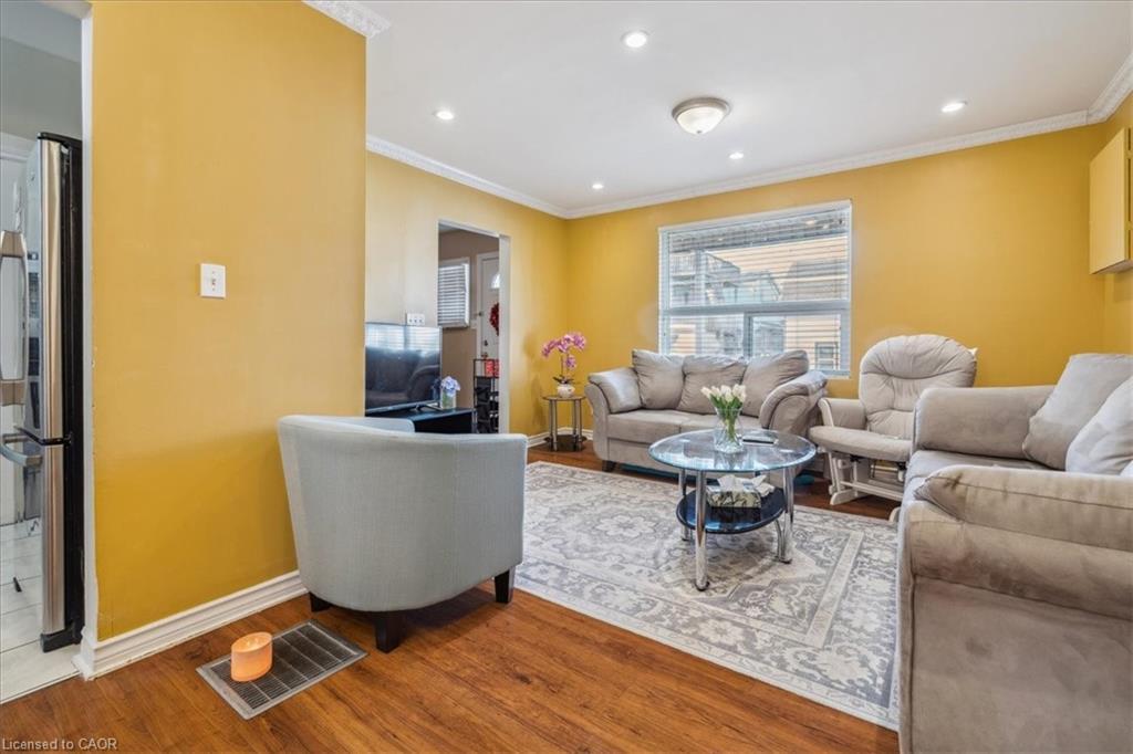 1122 Cannon Street E, Hamilton, ON - Indoor Photo Showing Living Room