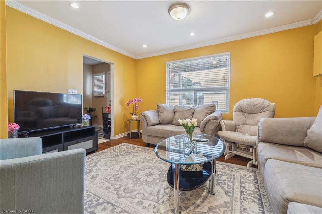 1122 Cannon Street E, Hamilton, ON - Indoor Photo Showing Living Room