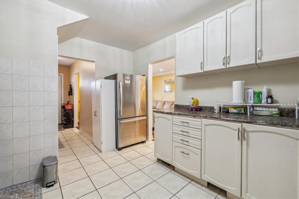1122 Cannon Street E, Hamilton, ON - Indoor Photo Showing Kitchen