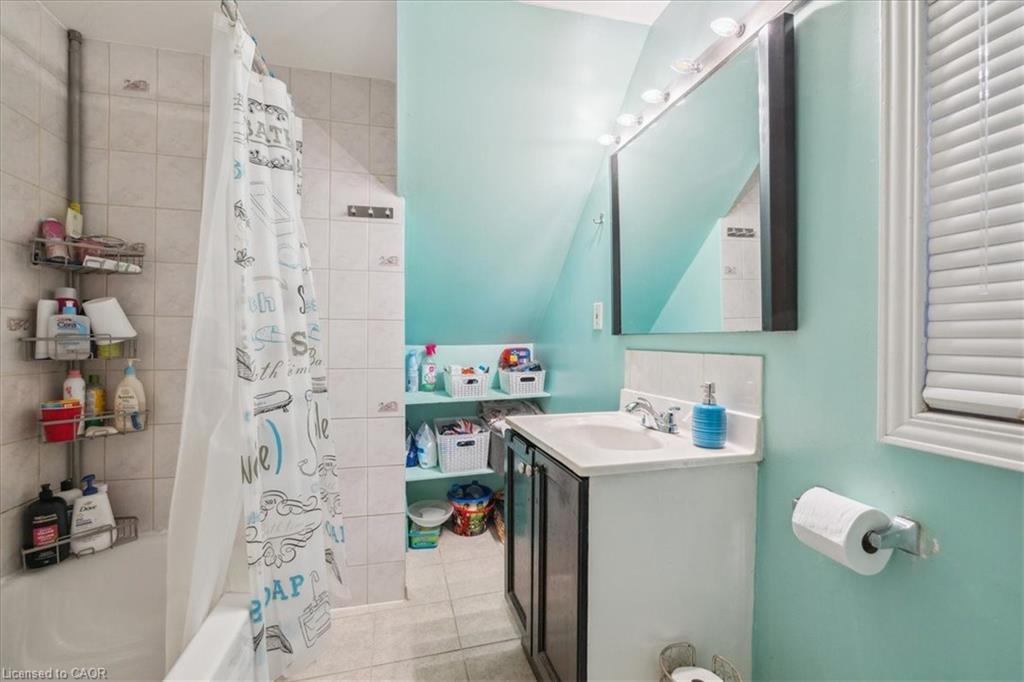 1122 Cannon Street E, Hamilton, ON - Indoor Photo Showing Bathroom
