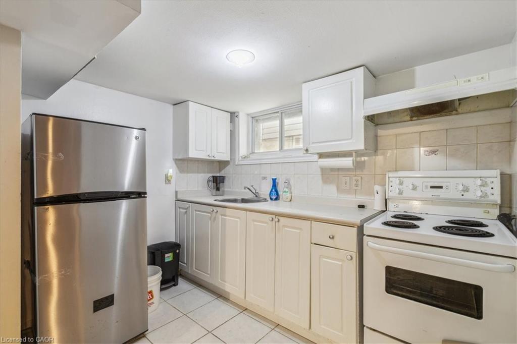 1122 Cannon Street E, Hamilton, ON - Indoor Photo Showing Kitchen