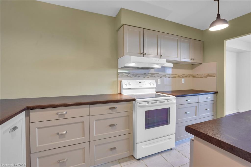 809-225 Harvard Place, Waterloo, ON - Indoor Photo Showing Kitchen