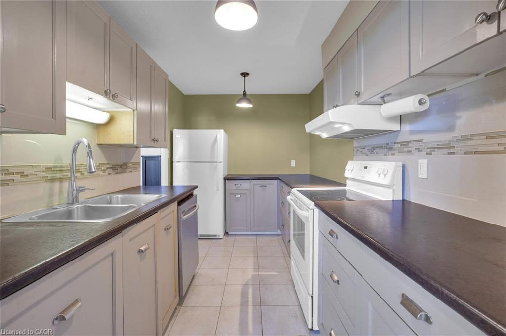 809-225 Harvard Place, Waterloo, ON - Indoor Photo Showing Kitchen With Double Sink