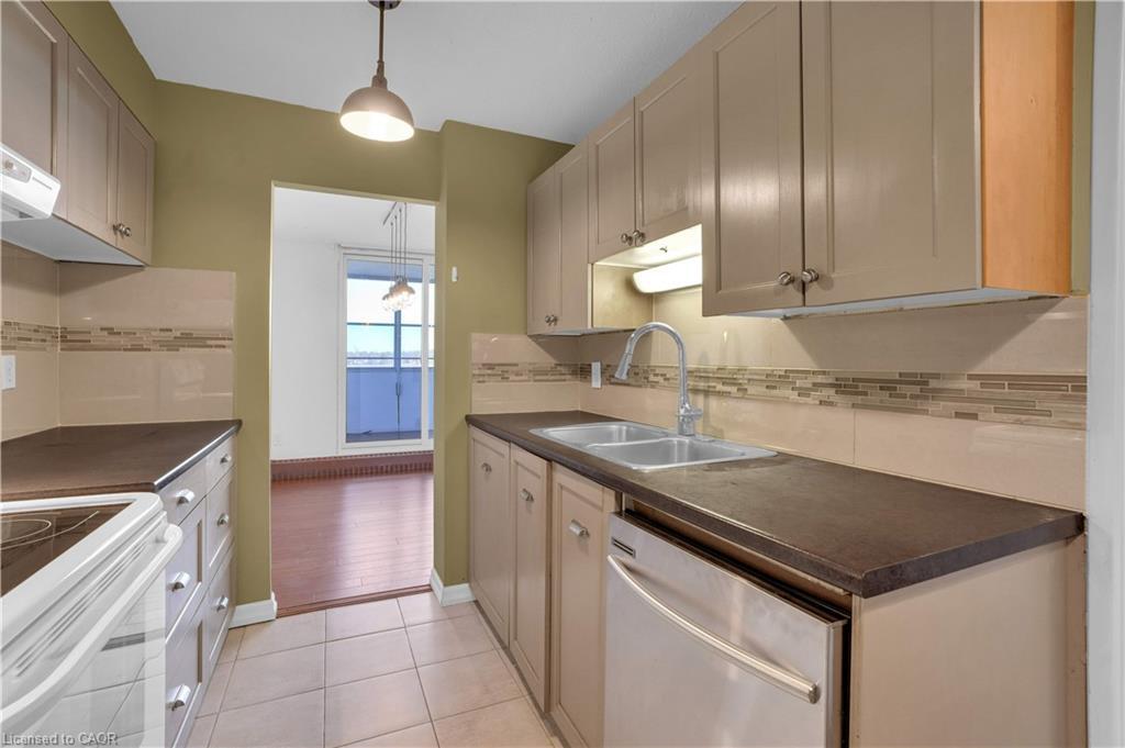 809-225 Harvard Place, Waterloo, ON - Indoor Photo Showing Kitchen With Double Sink
