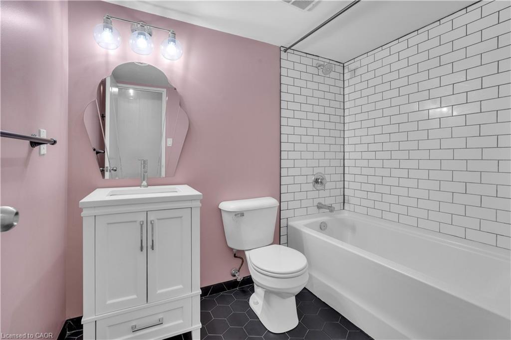 809-225 Harvard Place, Waterloo, ON - Indoor Photo Showing Bathroom