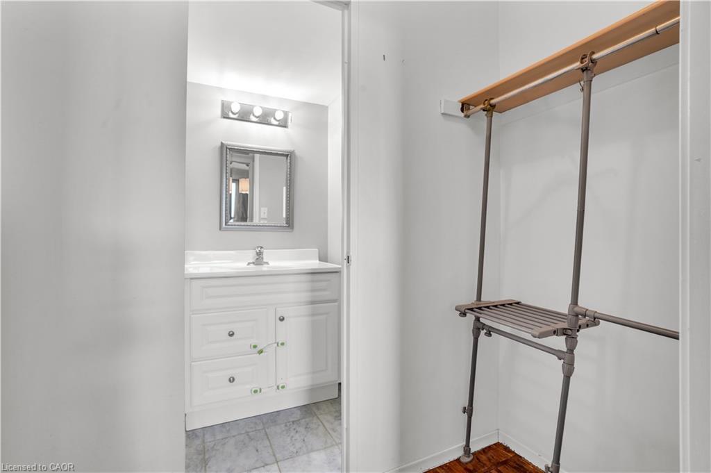 809-225 Harvard Place, Waterloo, ON - Indoor Photo Showing Bathroom