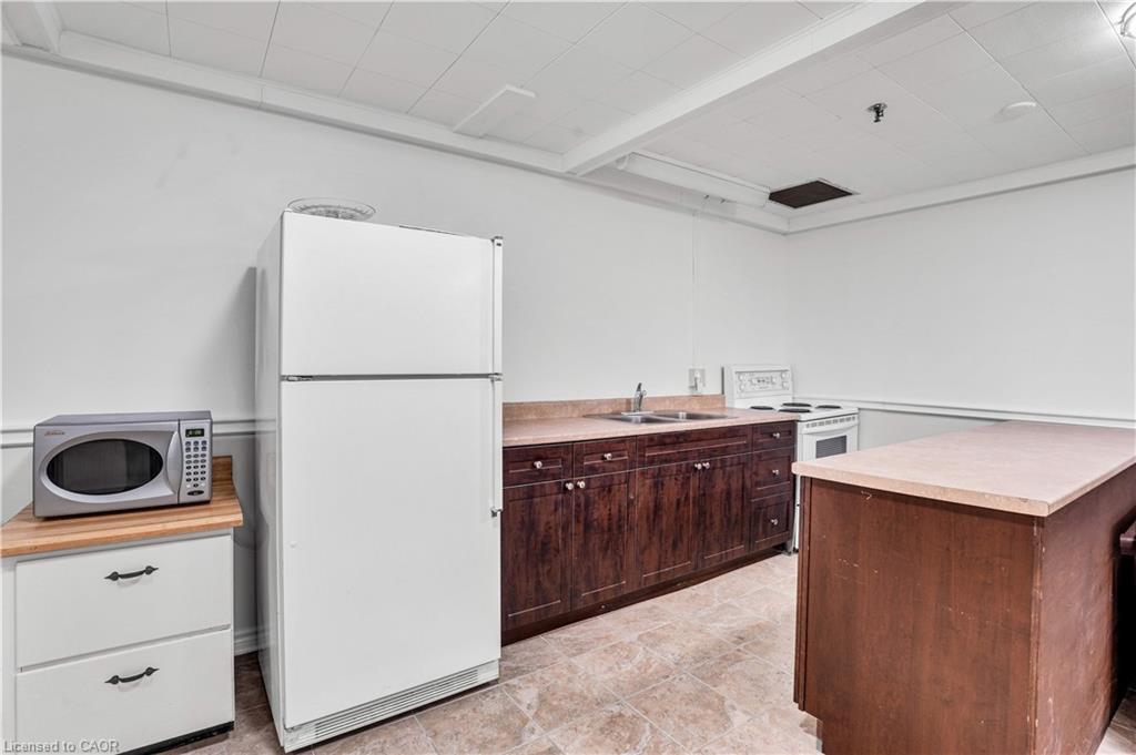 809-225 Harvard Place, Waterloo, ON - Indoor Photo Showing Kitchen With Double Sink