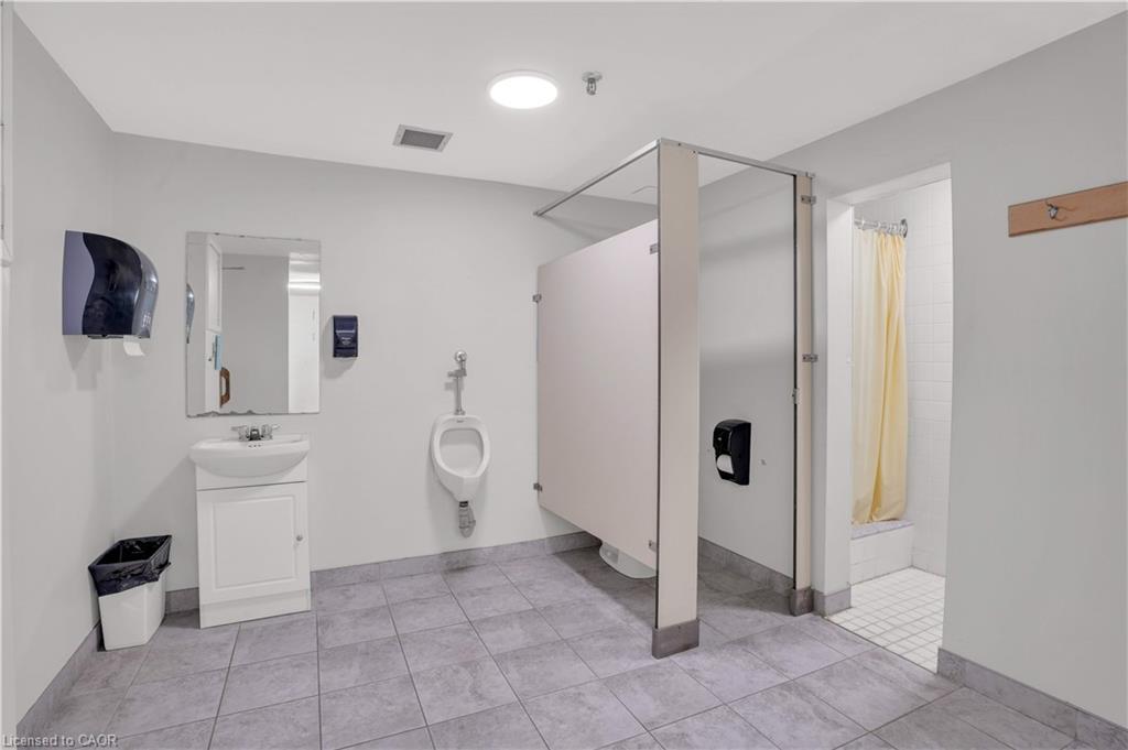 809-225 Harvard Place, Waterloo, ON - Indoor Photo Showing Bathroom