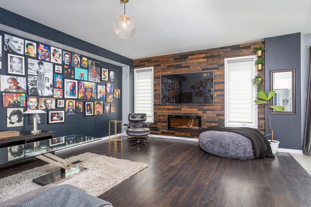 7776 Tupelo Crescent, Niagara Falls, ON - Indoor Photo Showing Living Room With Fireplace