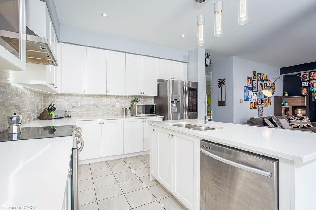7776 Tupelo Crescent, Niagara Falls, ON - Indoor Photo Showing Kitchen With Double Sink