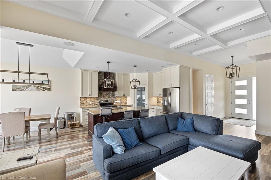 5 Fracas Court, Kingsville, ON - Indoor Photo Showing Living Room