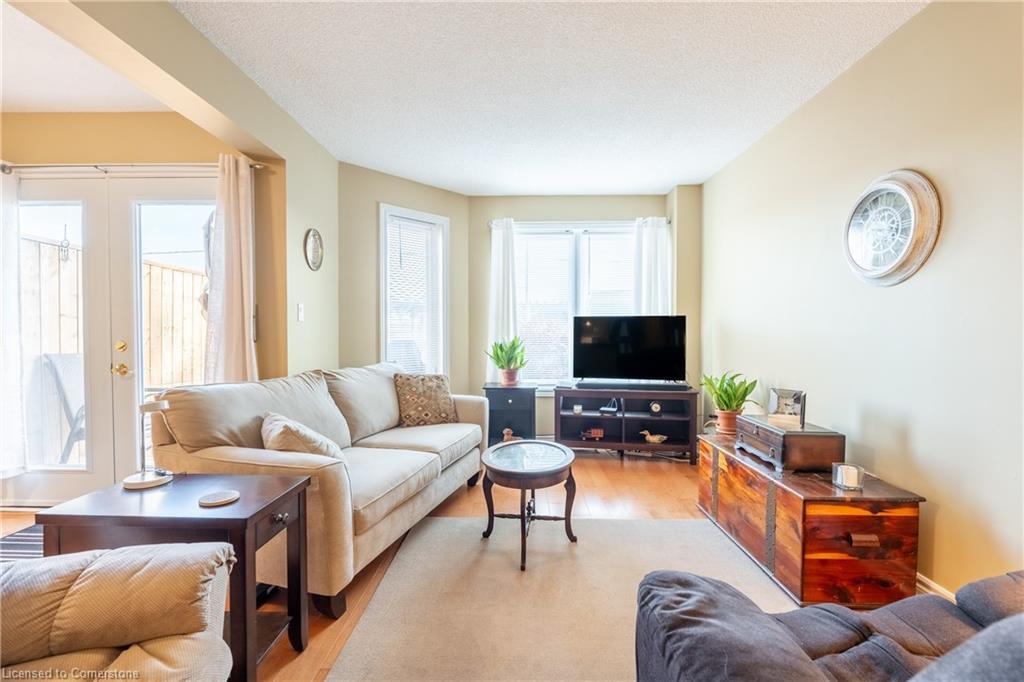 53 Myrtle Avenue, St. Catharines, ON - Indoor Photo Showing Living Room