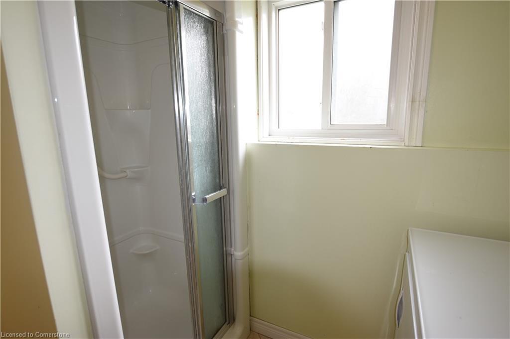 75 Pine Street S, Thorold, ON - Indoor Photo Showing Bathroom