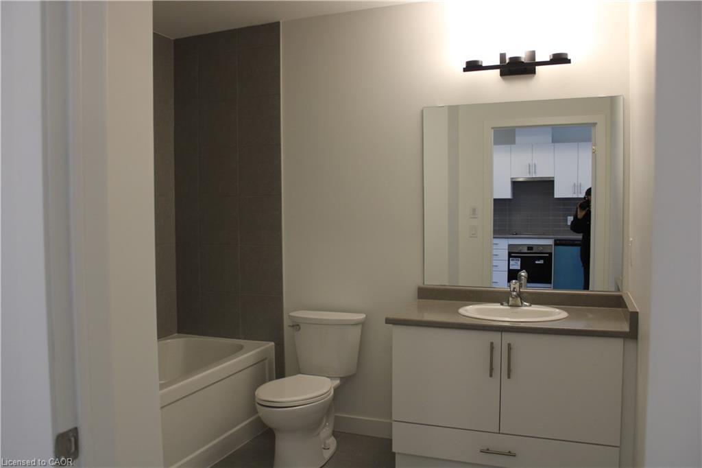 104-461 Green Road, Stoney Creek, ON - Indoor Photo Showing Bathroom