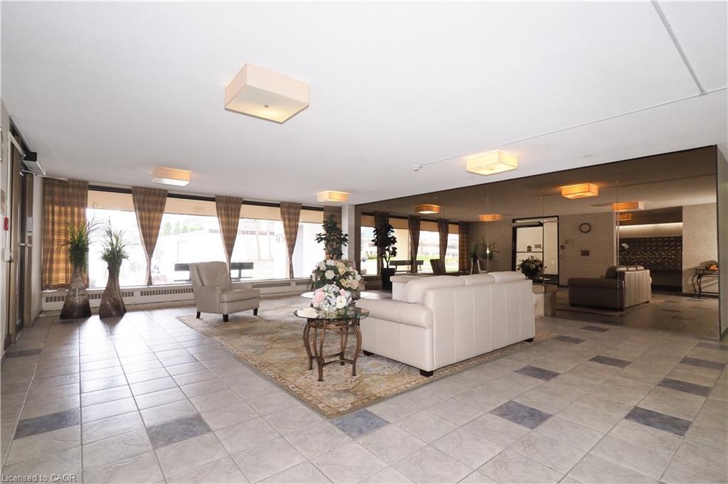 902-65 Westmount Road N, Waterloo, ON - Indoor Photo Showing Other Room