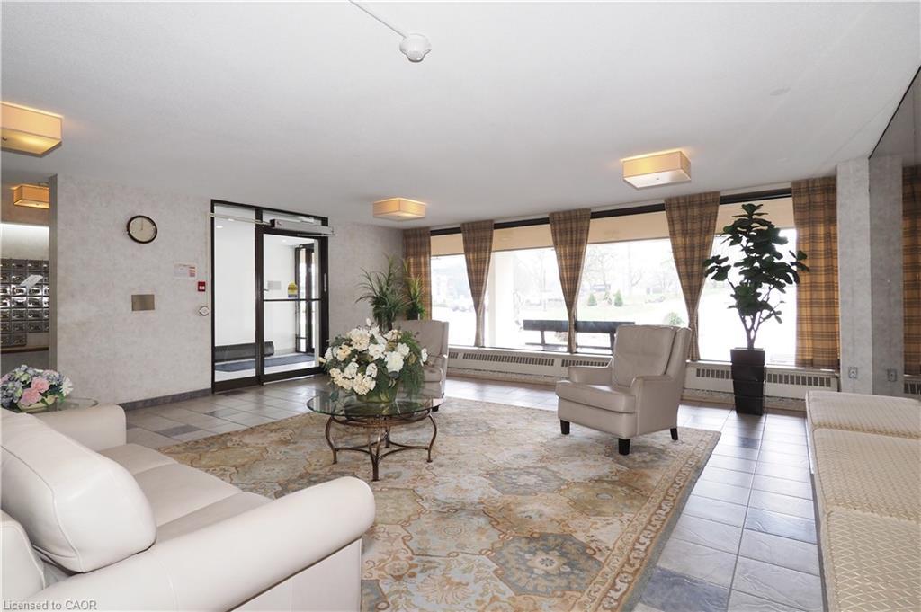 902-65 Westmount Road N, Waterloo, ON - Indoor Photo Showing Living Room