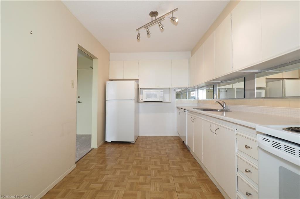 902-65 Westmount Road N, Waterloo, ON - Indoor Photo Showing Kitchen