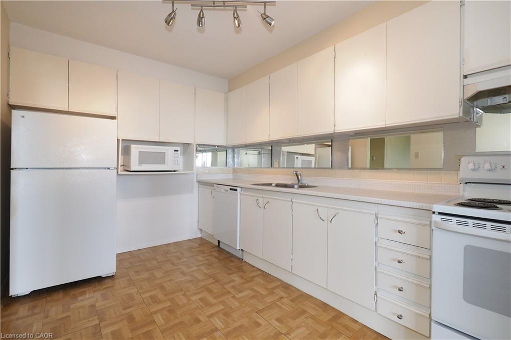 902-65 Westmount Road N, Waterloo, ON - Indoor Photo Showing Kitchen