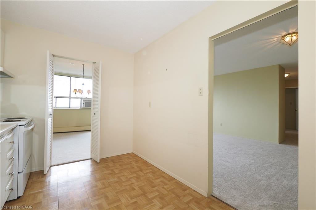 902-65 Westmount Road N, Waterloo, ON - Indoor Photo Showing Kitchen