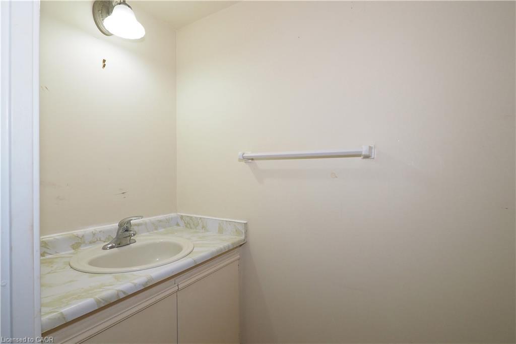 902-65 Westmount Road N, Waterloo, ON - Indoor Photo Showing Bathroom