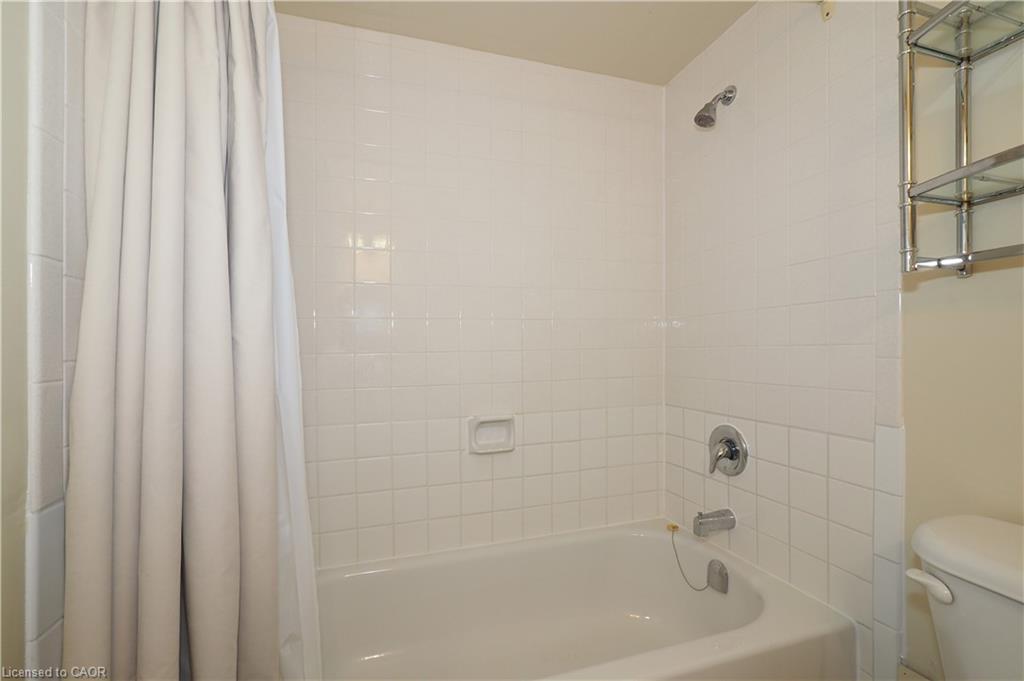 902-65 Westmount Road N, Waterloo, ON - Indoor Photo Showing Bathroom