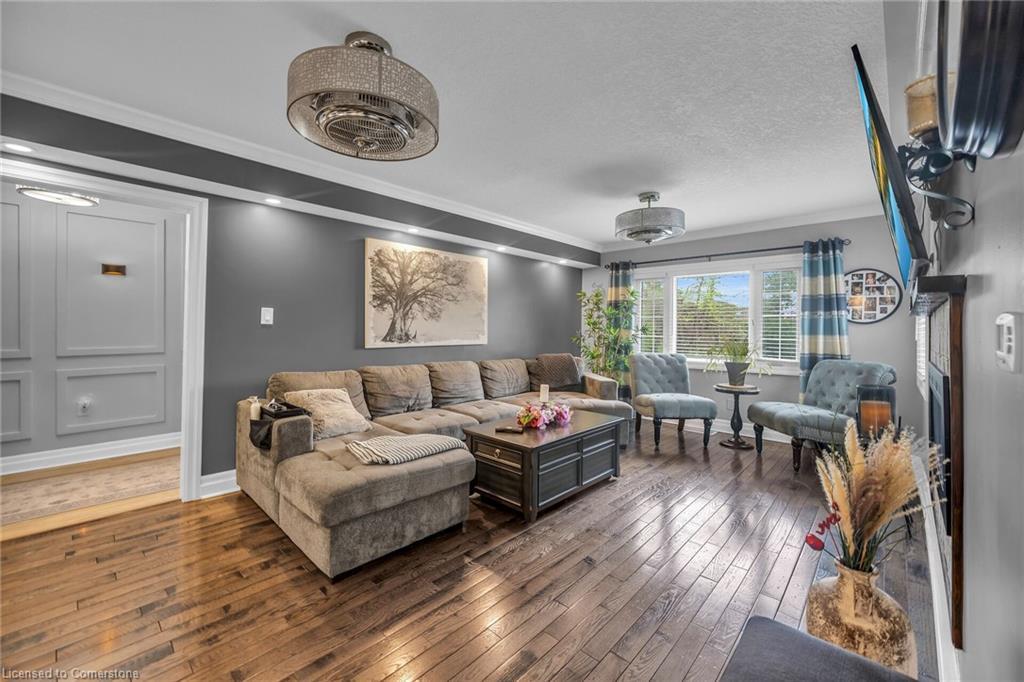 205 Sanatorium Road, Hamilton, ON - Indoor Photo Showing Living Room