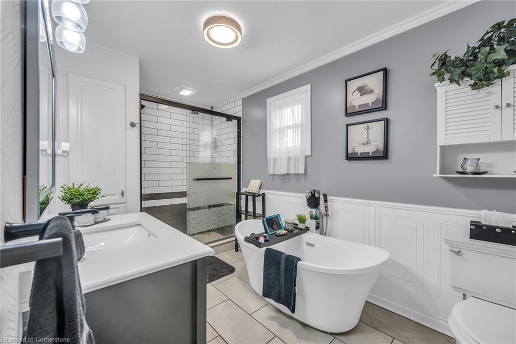 205 Sanatorium Road, Hamilton, ON - Indoor Photo Showing Bathroom