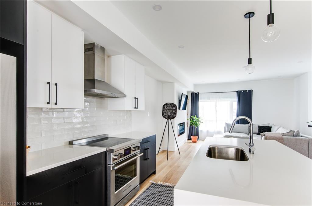 14-4222 Lismer Lane, London, ON - Indoor Photo Showing Kitchen With Upgraded Kitchen