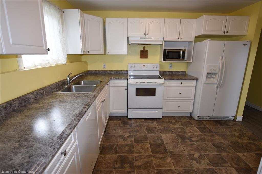 3 Elgin Street S, Thorold, ON - Indoor Photo Showing Kitchen With Double Sink