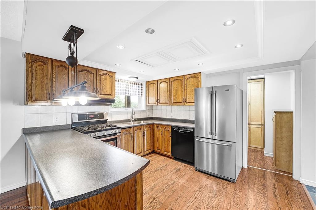 96 Elgin Street, Kawartha Lakes, ON - Indoor Photo Showing Kitchen